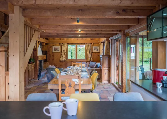 Altura- 5 Bedrooms - Jacuzzi And Sauna - By Cozee シャレー *